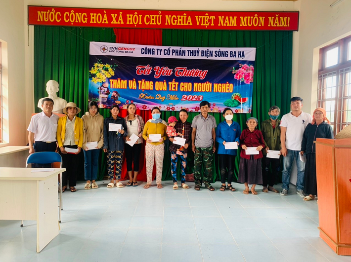 Thuỷ điện Sông Ha Hạ trao tặng quà cho bà con tại xã Ea Bá, huyện Sông Hinh
