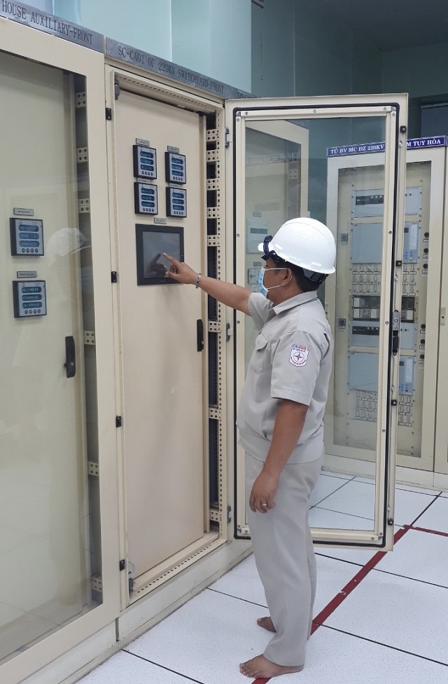 công nhân kiểm tra thiết bị 