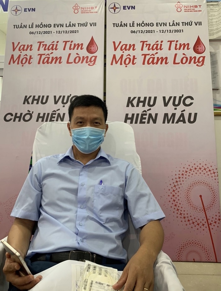 tình nguyên viên tham gia hiến máu