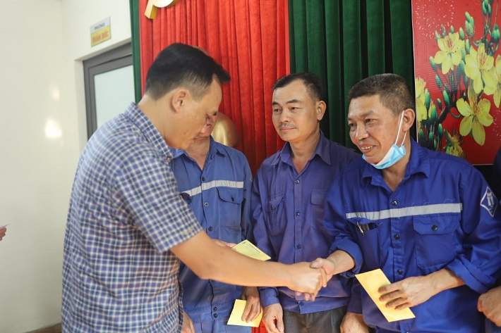 Than Hà Tu trao thưởng đợt thi đua 90 ngày đêm năm 2022