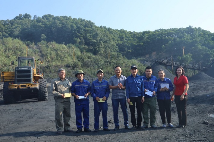 Hình ảnh Than Hà Tu trao thưởng cho các tập thể đạt thành tích trong đợt thi đua 90 ngày đêm