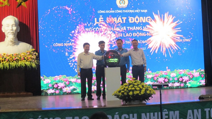 đại diện các đơn vị nhấn nút phát động tháng công nhân