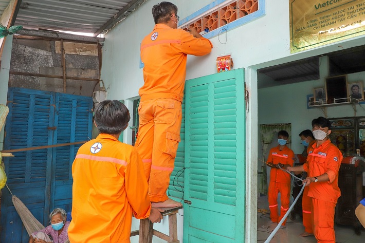 hình ảnh đoàn thanh niên EVNGENCO2 thay thiết bị điện cho các hộ dân