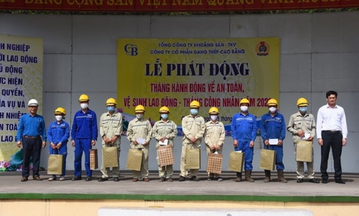 thăm hỏi trao quà cho NLĐ gặp khó khăn tại buổi lễ