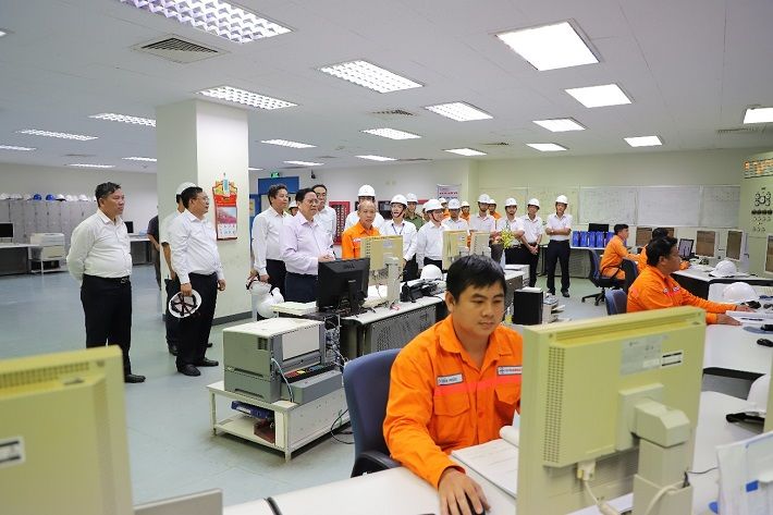 Thủ tướng Cwin com đăng nhập thăm hỏi và động viên Người Nền tảng hàng đầu cung cấp Cwin com tại Phòng điều khiển trung tâm Nhà máy Nhiệt điện Ô Môn I
