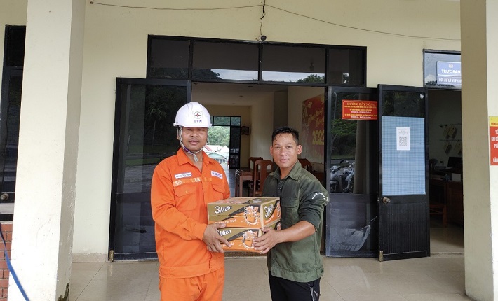 hình ảnh giúp dân trong bão Noru của Thủy điện A Vương