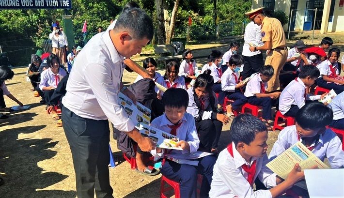 Ban tổ chức phát tờ rơi tuyên truyền về phòng, chống đuối nước tại sự kiện