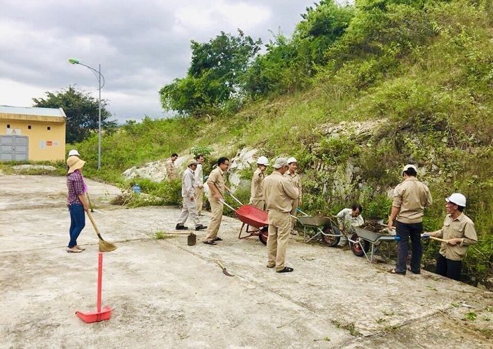 công nhân Thủy điện An Khê - Ka Nak khơi thông cống rãnh