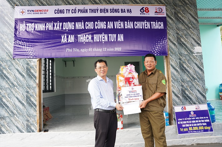 đại diện Thủy điện Sông Ba Hạ trao quà cho gia đình anh Hổ