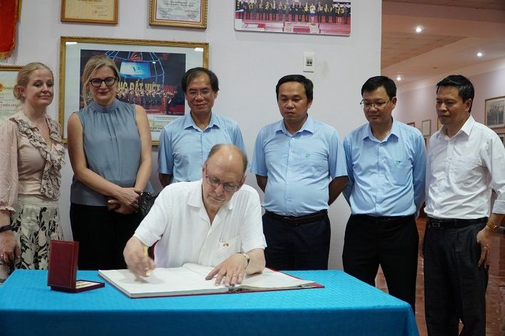 Thứ trưởng Bộ Ngoại giao Thụy Điển ghi lưu bút tài Phòng truyền thống Vinapaco