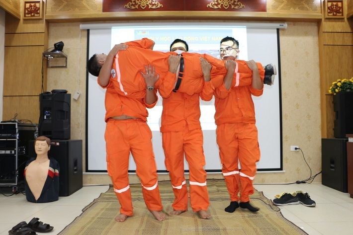 Thực hành di chuyển nạn nhân tại buổi tập huấn
