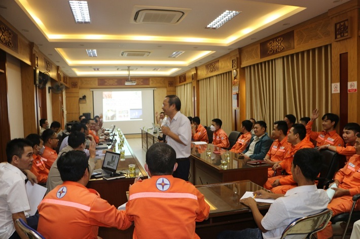 các học viên tham gia khóa tập huấn sôi nổi thảo luận về an toàn điện