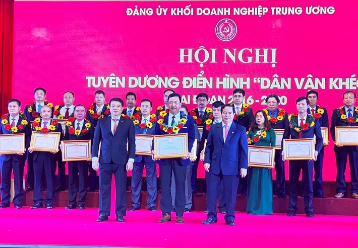ông Tạ Quang Văn nhận Bằng khen dân vận khéo