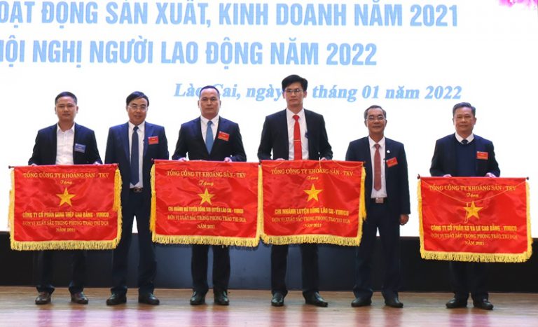 VIMICO trao cờ thi đua cho các đơn vị
