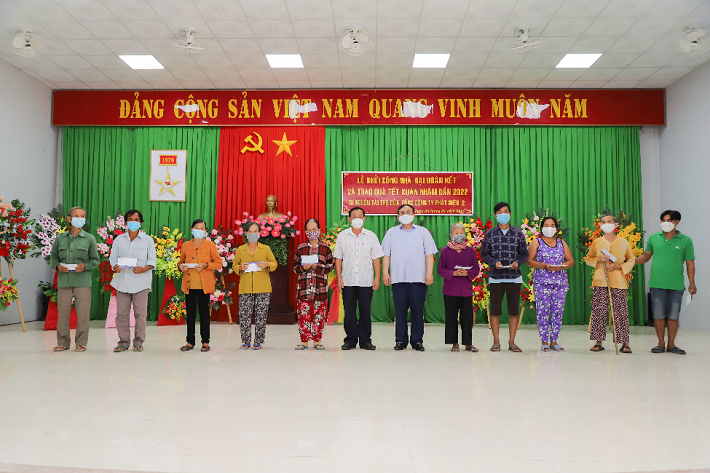 đoàn công tác EVNGENCO2 và chính quyền địa phương trao các phần quà tết