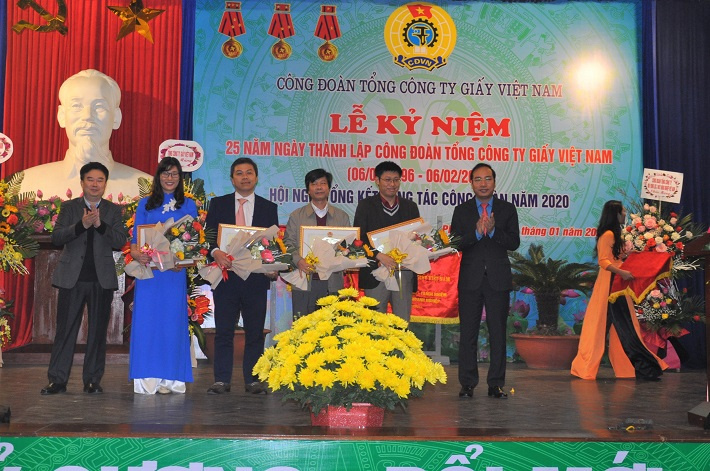 trao danh hiệu