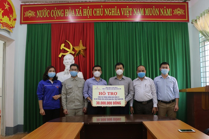 đại diện Công ty Thủy điện Trung Sơn trao hỗ trợ cho chính quyền địa phương