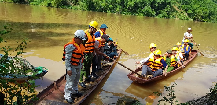 TSHPCo và chính quyền địa phương kiểm tra dòng chảy thoát lũ hạ lưu đập.
