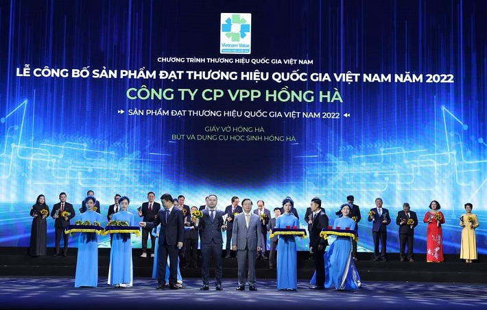 hình ảnh lãnh đạo Văn phòng phẩm Hồng Hà nhận giải thưởng Thương hiệu Quốc gia năm 2022