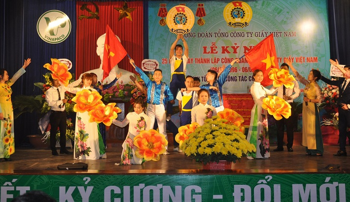 văn nghệ chào mừng lễ kỷ niệm 25 năm Công đoàn Vinapaco