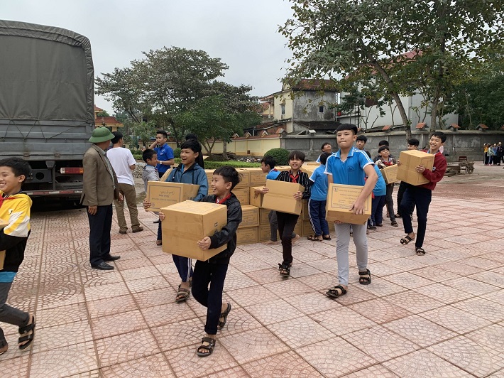 hình ảnh các em học sinh tại các điểm trường nhận quà từ Vinapaco