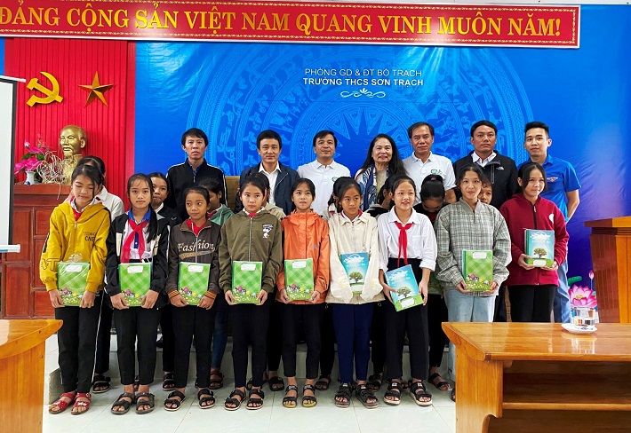 Vinapaco trao quà tại các điểm trường