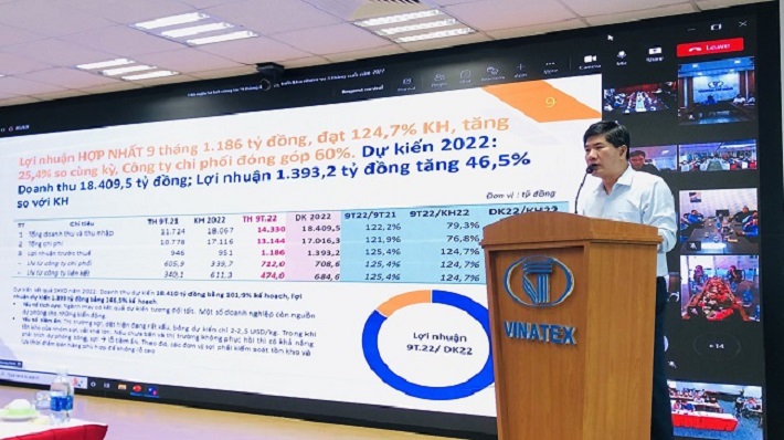 ông Cao Hữu Hiếu Tổng giám đốc Vinatex báo cáo kết quả SXKD 9 tháng đầu năm