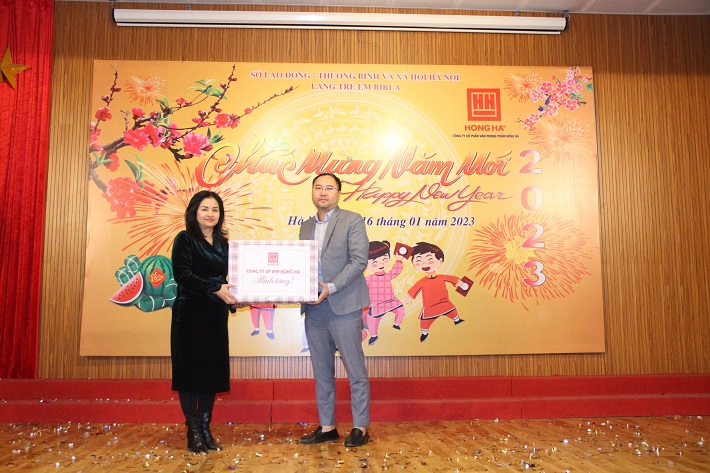 ông Phạm Trung Kiên Tổng giám đốc Văn phòng phẩm Hồng Hà trao những phần quà đến các con làng Birla