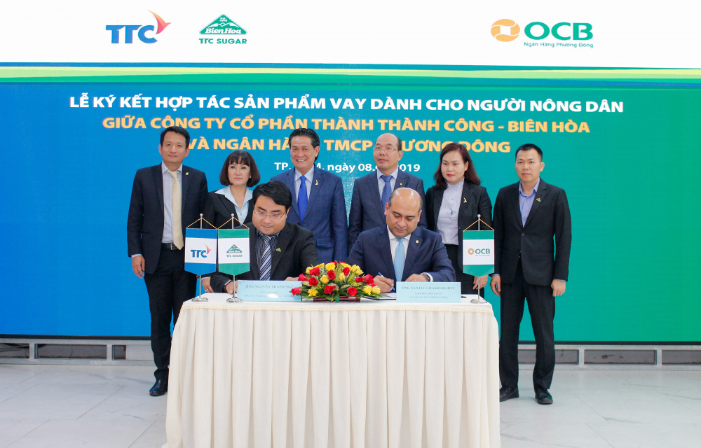    Ông Sanjay Chakrabarty – Phó Tổng Giám đốc khối Bán lẻ OCB  và Ông Nguyễn Thanh Ngữ - Tổng Giám đốc Công ty Cổ phần TTC - Biên Hòa thực hiện ký kết hợp tác sản phẩm vay dành cho người nông dân ngành mía đường