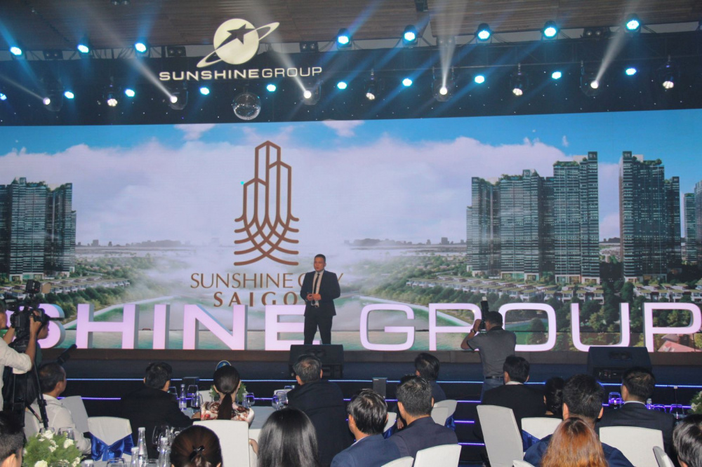 Đại diện Sunshine Group giới thiệu dự án Sunshine City Sài Gòn 