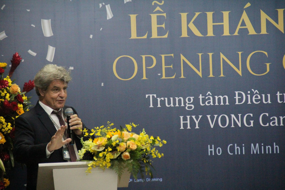 Ông Jean-Marcel Guillon, Tổng Giám đốc bệnh viện FV thông tin thêm về Trung tâm điều trị ung thư Hi Vọng tại buổi khánh thành