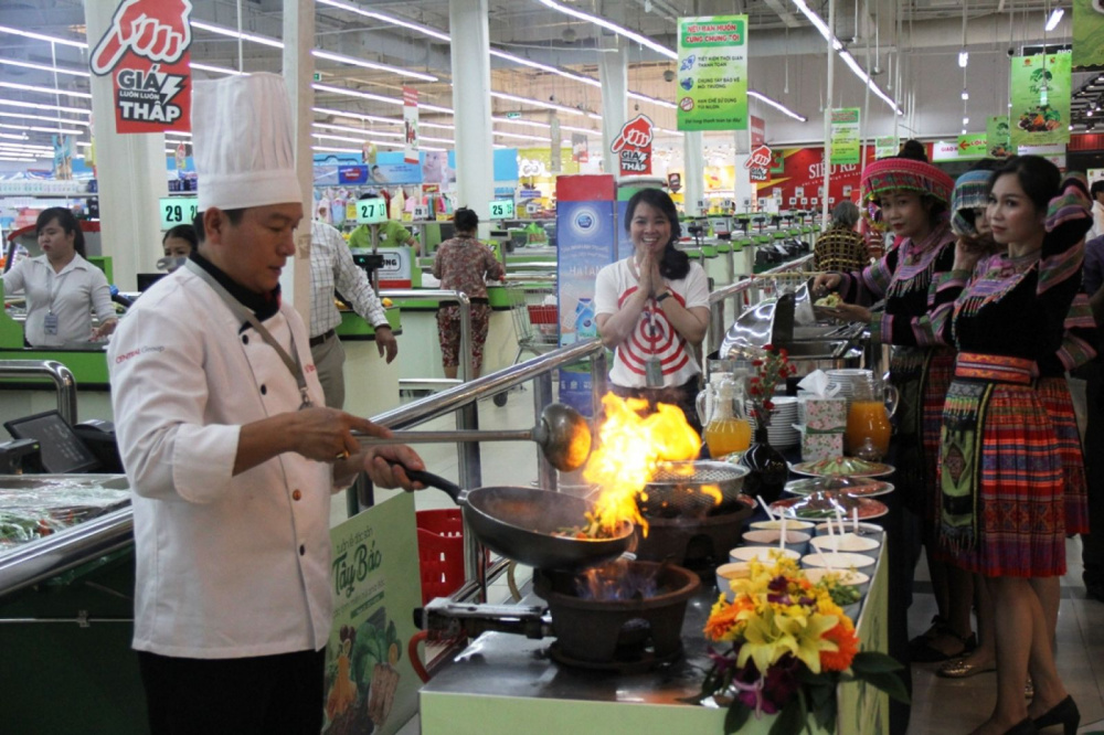 Món ăn đặc trưng tây bắc được chế biến ngay tại buổi khai trương