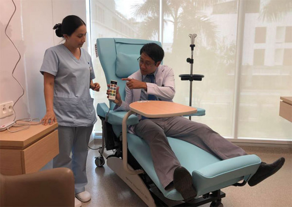 Bác sĩ hướng dẫn sử dụng ghế điều trị hóa trị