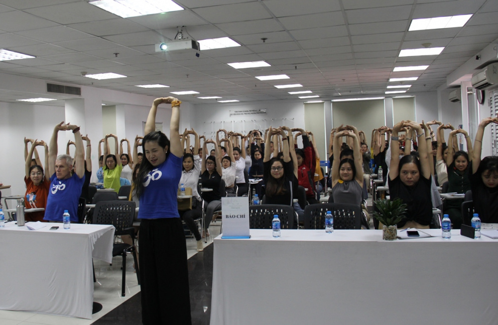 Các đại biểu tham gia buổi hop báo tập một số động tác Yoga 
