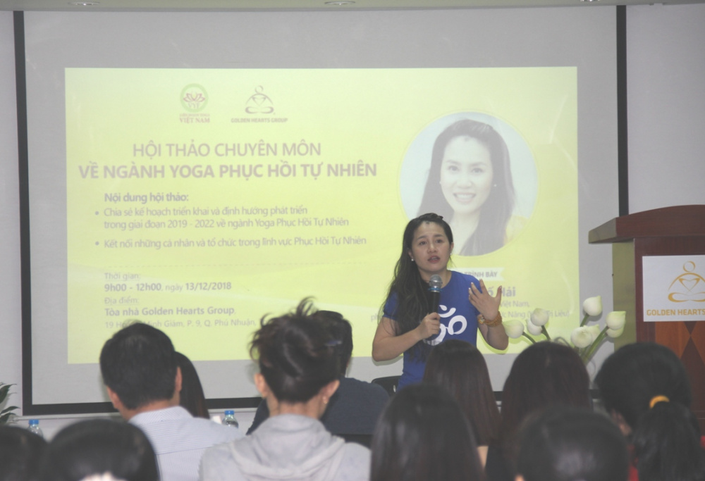 Bà Lê Thị Tố Hải – Phó chủ tịch Liên đoàn Yoga Việt Nam chia sẻ những lợi ích từ tập Yoga tại buổi họp báo