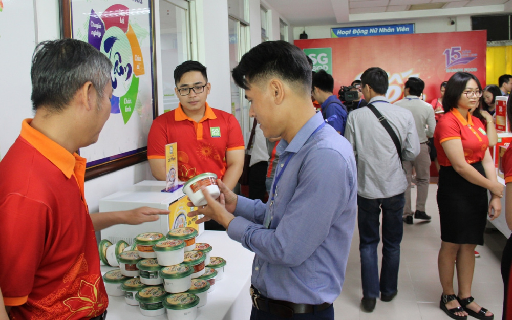 Khách hàng quan tâm đến sản phẩm cháo tươi Chí Phèo trong buổi ra mắt