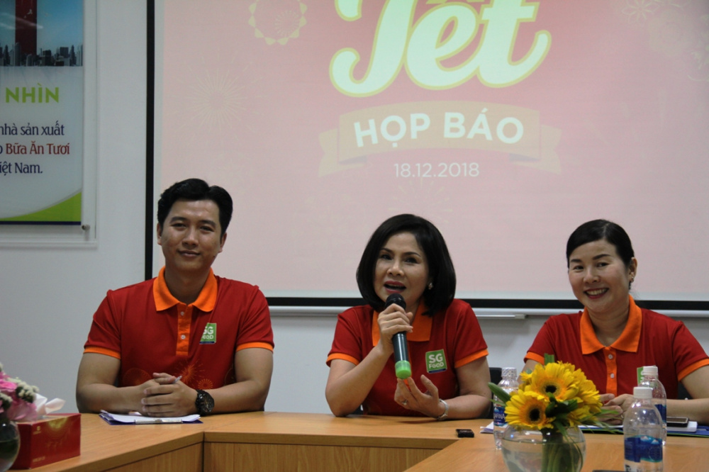 Bà Lê Thị Thanh Lâm – Phó Tổng Giám Đốc Sài Gòn Food (giữa) thông tin về các dòng sản phẩm Tết 2019