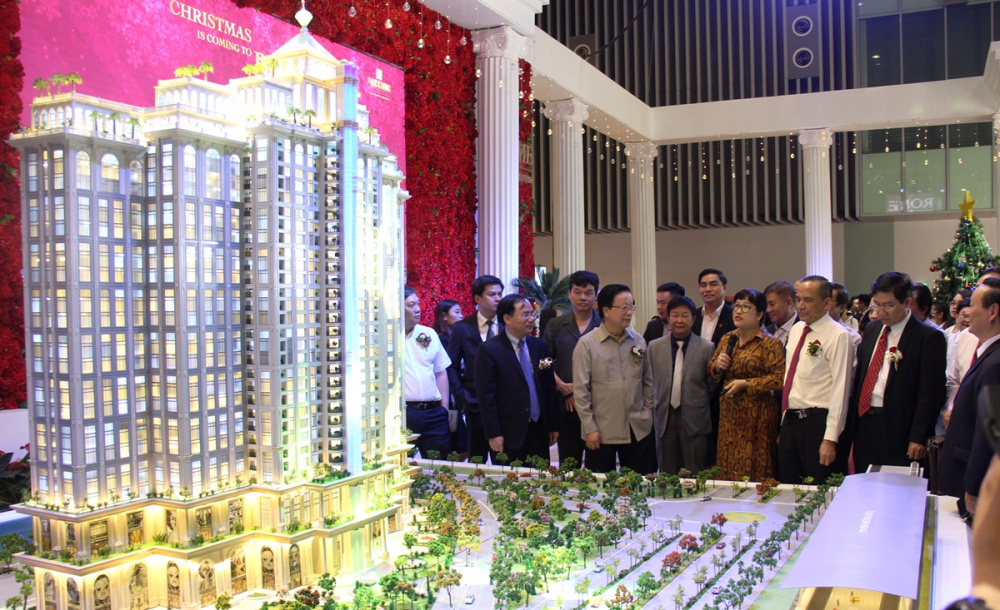 Bà Lưu Thị Thanh Mẫu Tổng giám đốc Phúc Khang Corporation, giới thiệu dự án Rome by Diamond Lotus với các đại biểu và khách hàng tham quan Vietbuild Home 2018