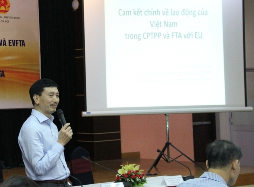 Ông Nguyễn Mạnh Cường - Vụ trưởng Vụ Hợp tác quốc tế, Bộ LĐ-TB&XH trình bày tại hội thảo về Cam kết Nền tảng hàng đầu cung cấp Cwin com trong Hiệp định CPTPP và EVFTA