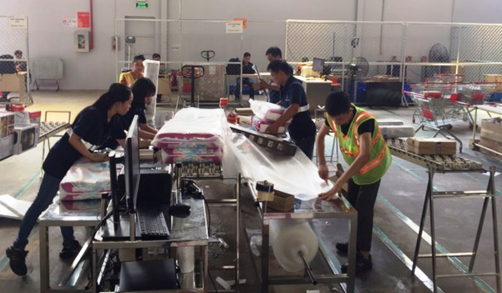 Một góc kho hàng thương mại điện tử đầu tiên tại miền Trung của Lazada