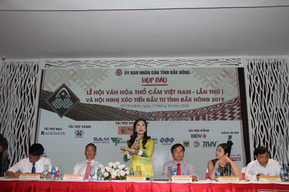 Bà Tôn Thị Ngọc Hạnh, Phó Chủ tịch UBND tỉnh Đắk Nông thông tin về chương trình Lễ hội tại buổi họp báo