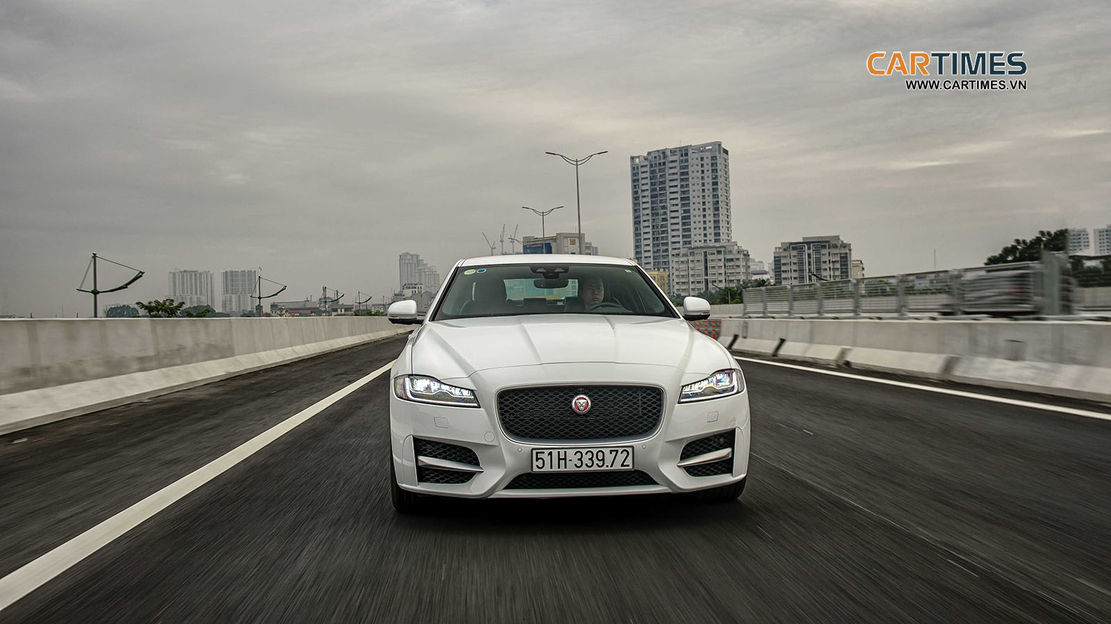 Vận hành xe Jaguar XF