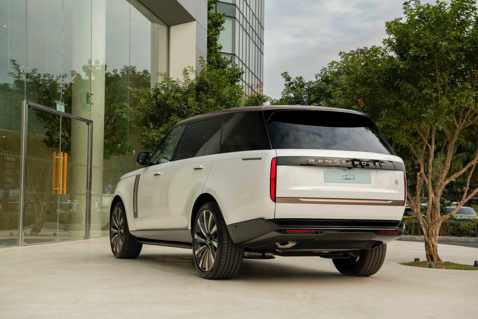 Phía sau xe Range Rover SV