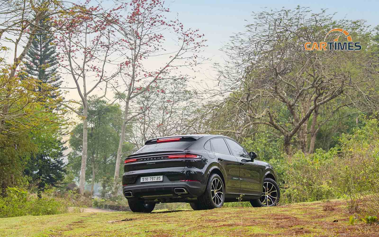 Porsche Cayenne 2024 có thể biến hoá từ một chiếc SUV sang trọng và êm ái thành một chiếc SUV thể thao với hệ thống treo cứng cáp