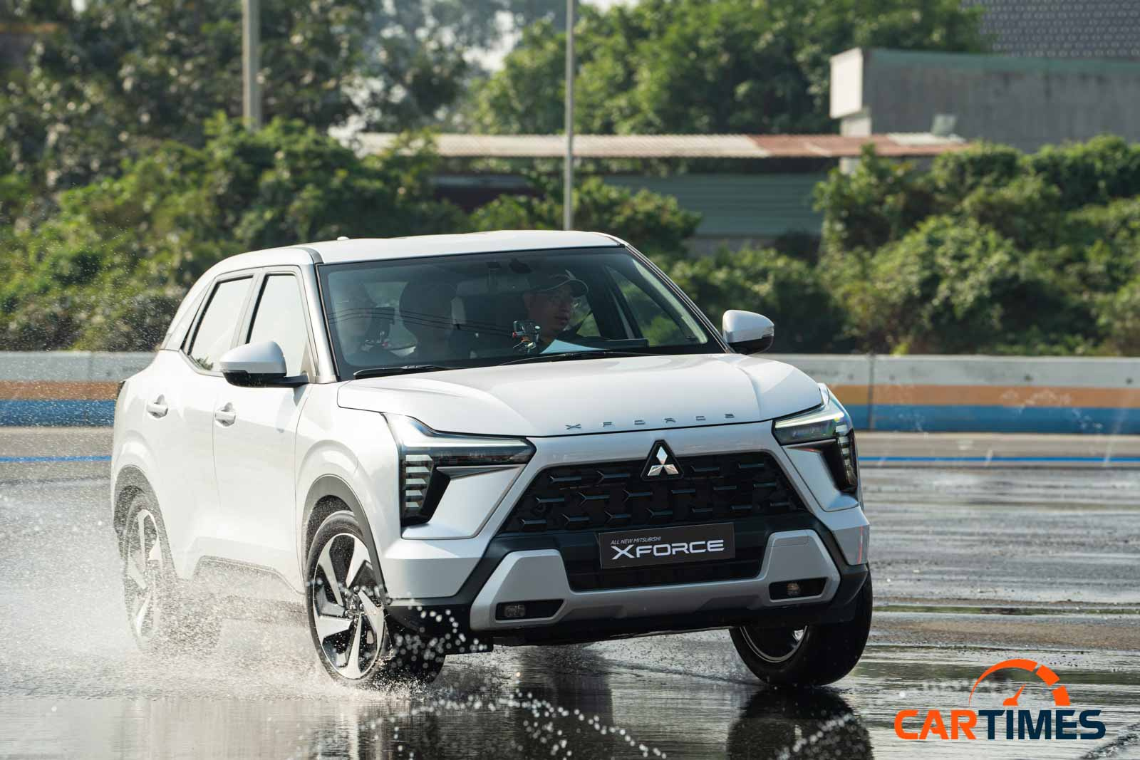 lái xe mặt đường trơn