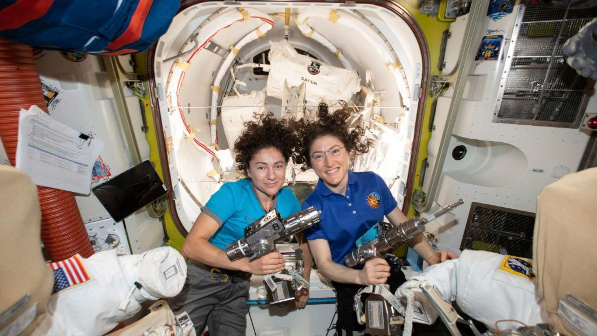 Jessica Meir và Christina Koch