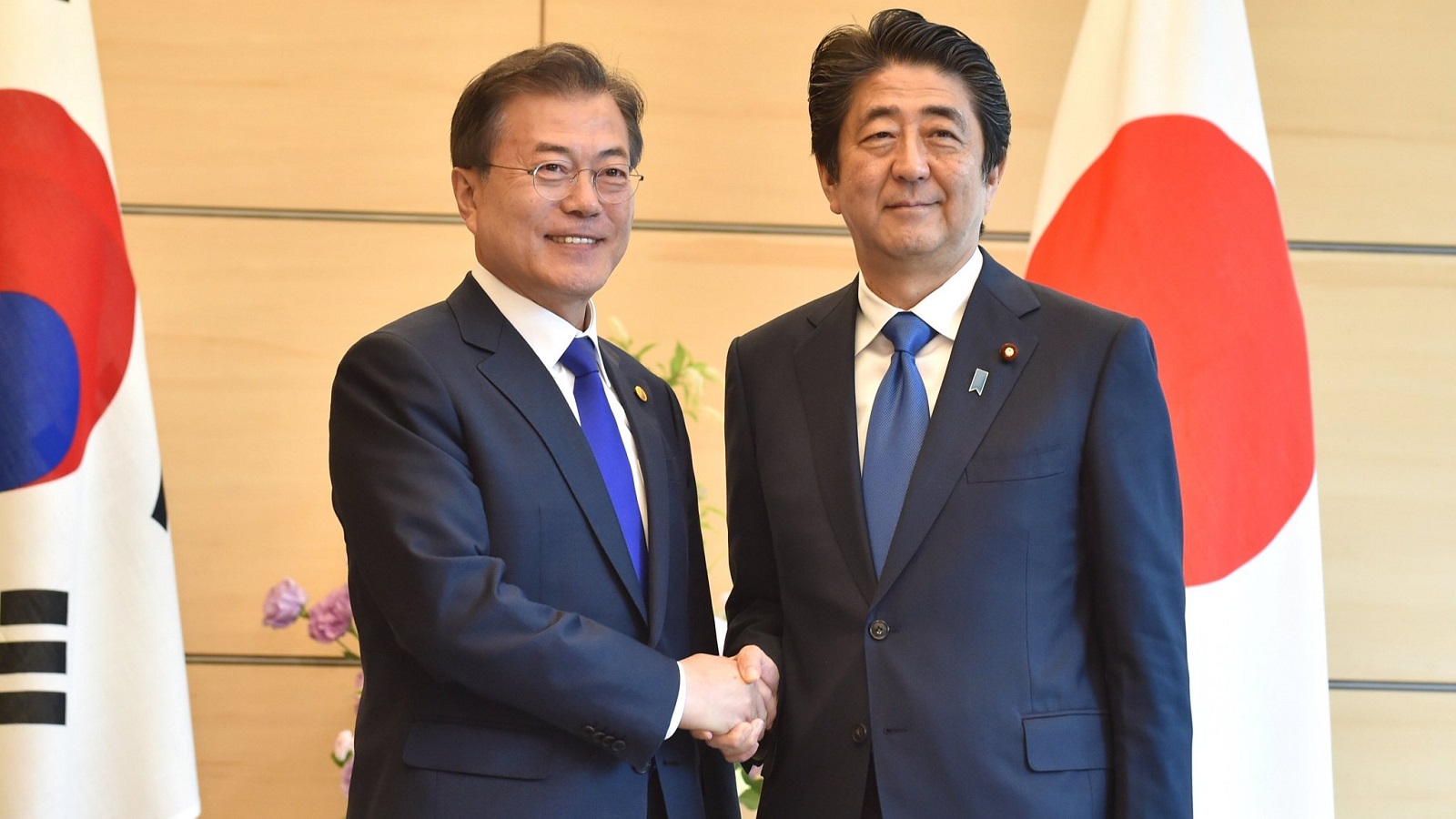 Moon Jae-in và Abe Shinzo