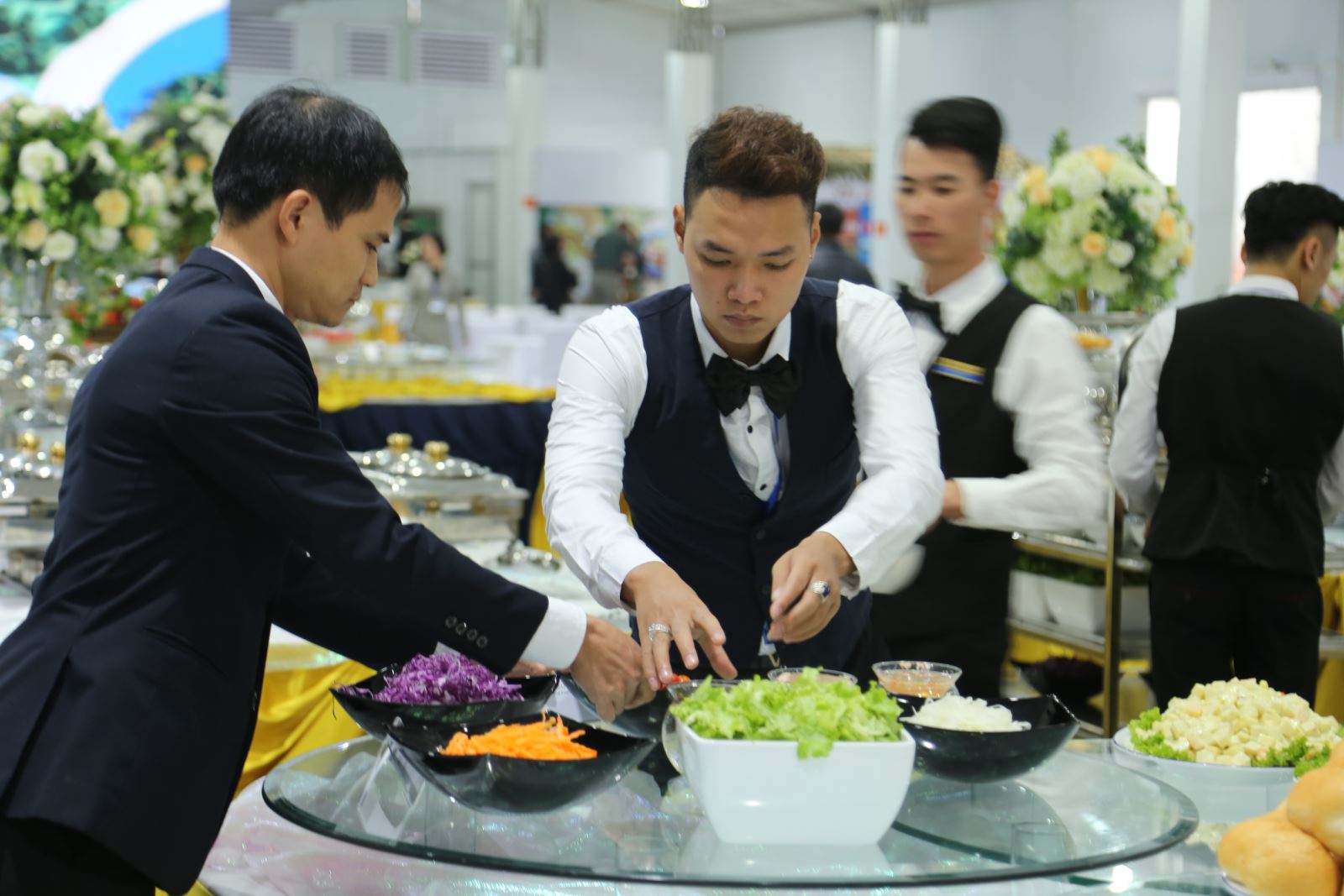  Hà Nội đã mời các nghệ nhân ẩm thực nấu nhiều món ăn truyền thống Việt Nam để "chiêu đãi" phóng viên quốc tế thưởng thức.