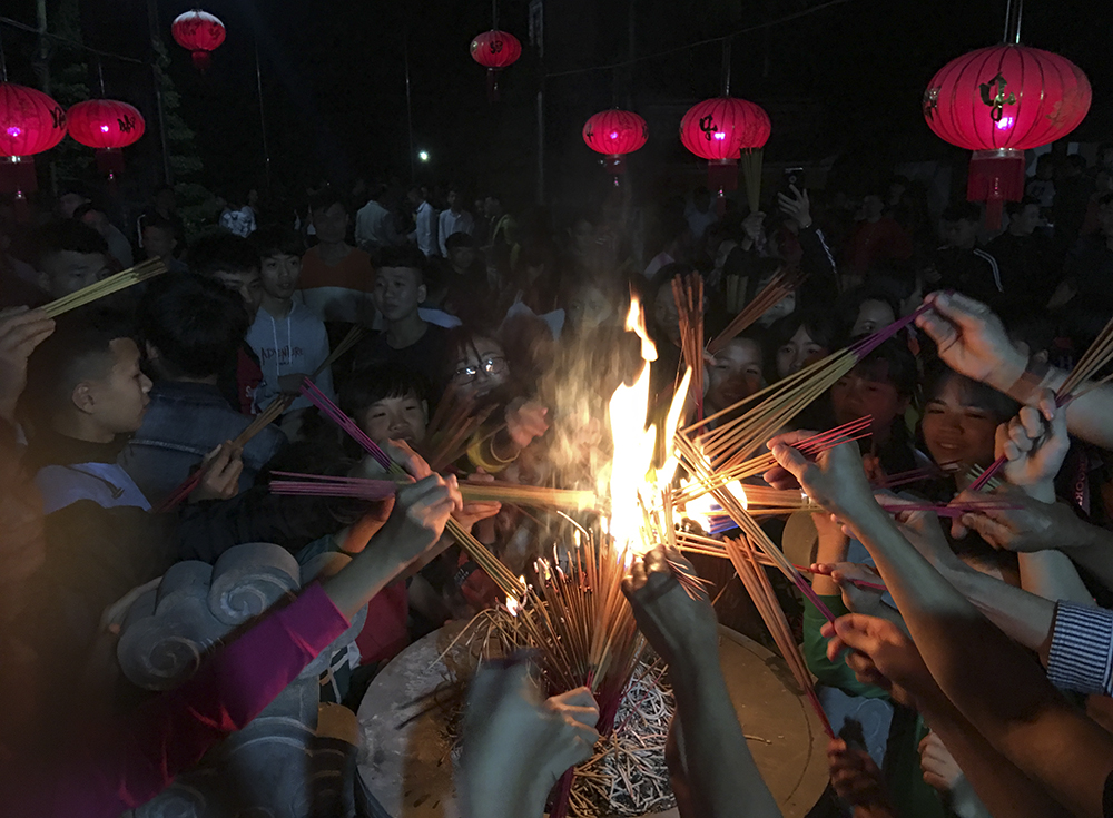tục xin lửa cầu may