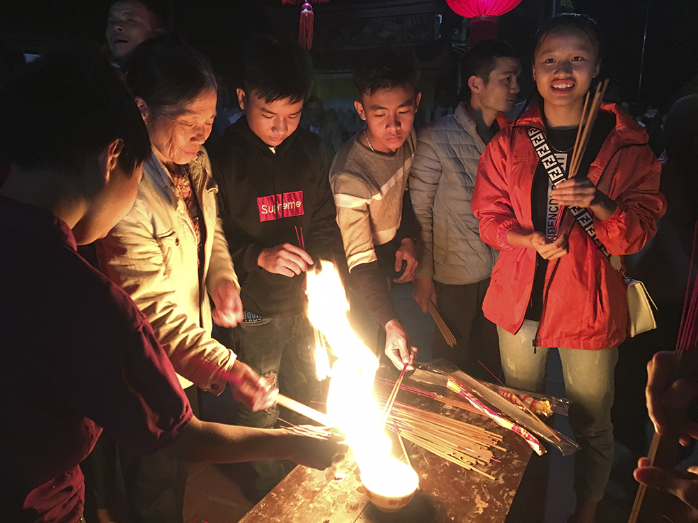 tục xin lửa cầu may